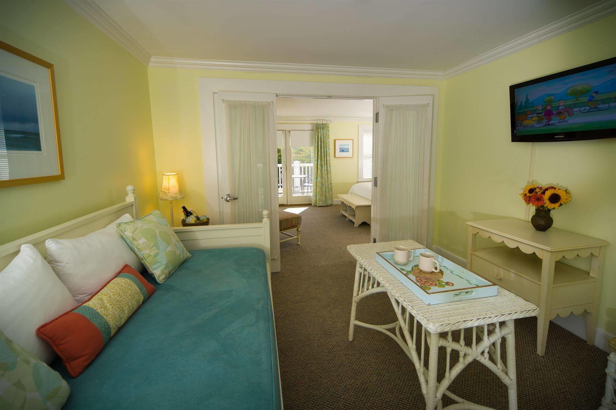 Mansion House Inn Vineyard Haven Exterior photo